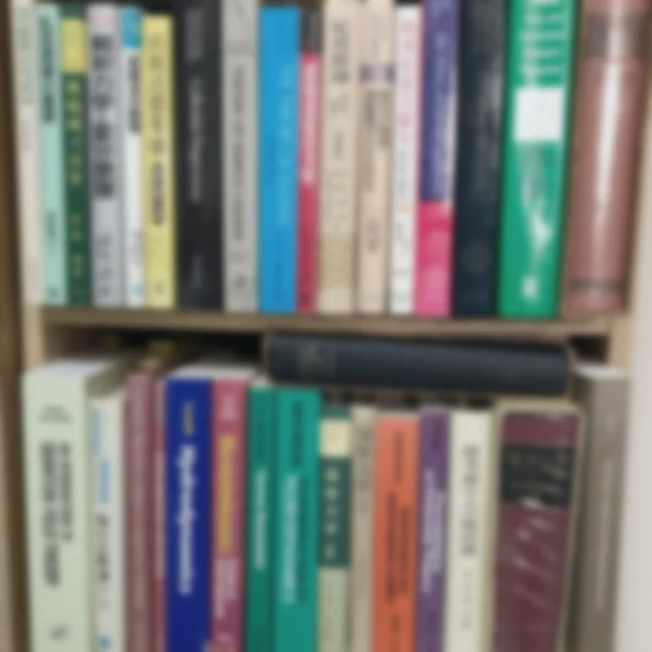 流体力学、数学、物理学の専門書が並ぶ著者の本棚